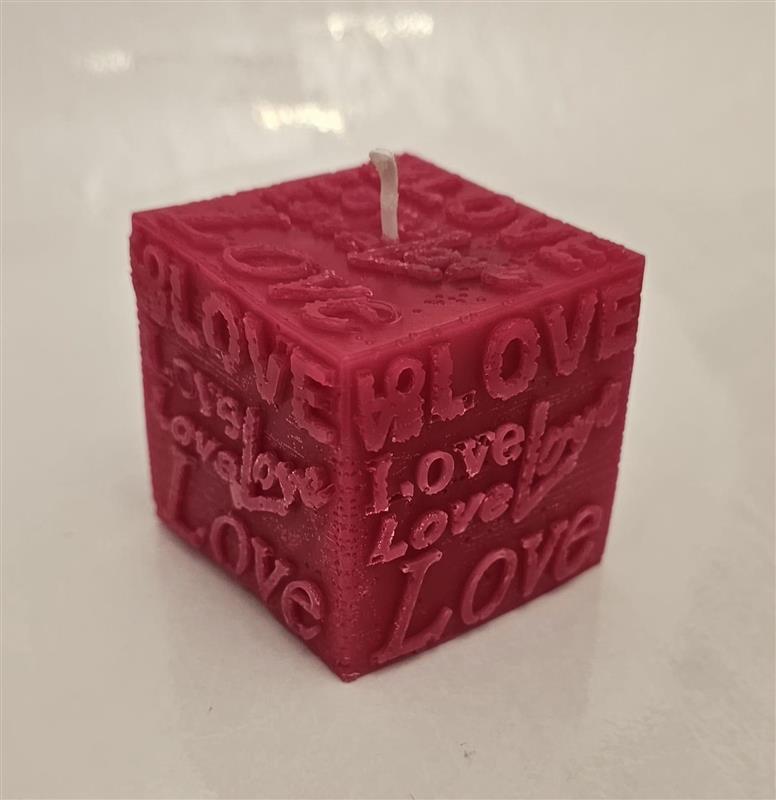 Lumânare Sculpturală "Love Cube" – Mesaje de Iubire în relief