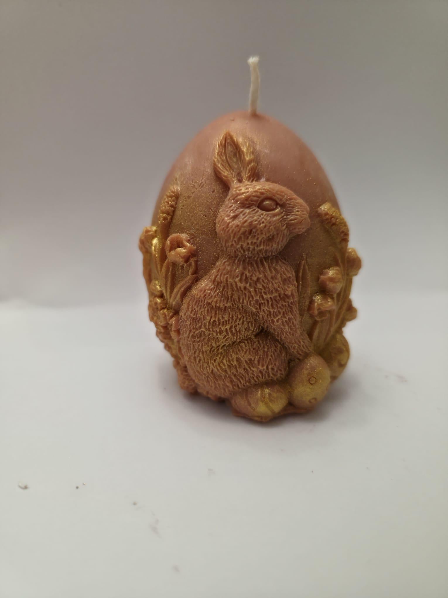 Lumânare Artizanală Ou de Paște, Model Rustic cu Iepuraș și Flori de Câmp