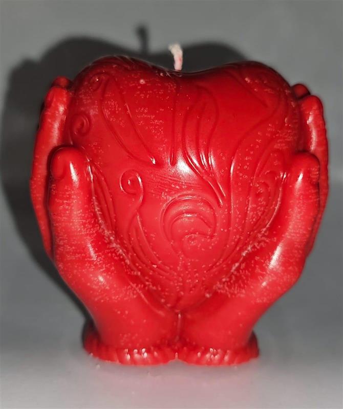 Lumânare Sculpturală "Safe in My Hands" – Inimă Filigranată în Căușul Palmelor