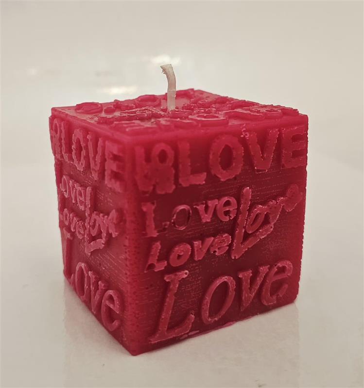 Lumânare Sculpturală "Love Cube" – Mesaje de Iubire în relief
