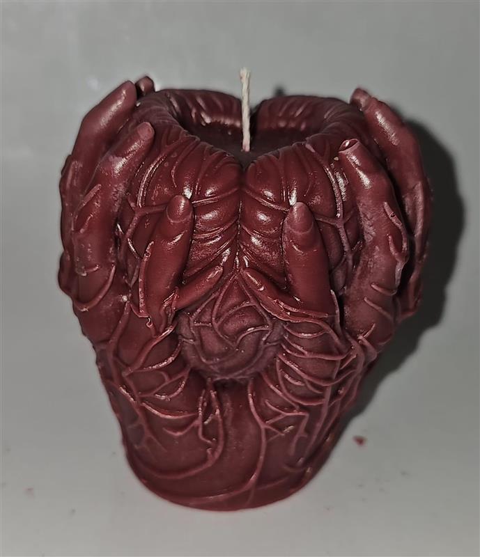 Lumânare Sculpturală "Eternal Devotion" – Inimă în Căușul Palmelor