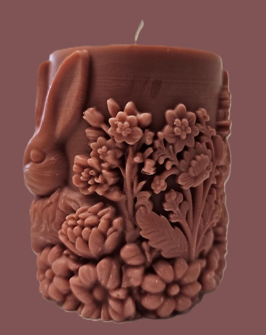 Lumânare Cilindrică „Bunny in Bloom” – Sculptură  IoBo Candles