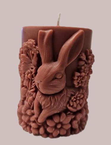 Lumânare Cilindrică „Bunny in Bloom” – Sculptură  IoBo Candles