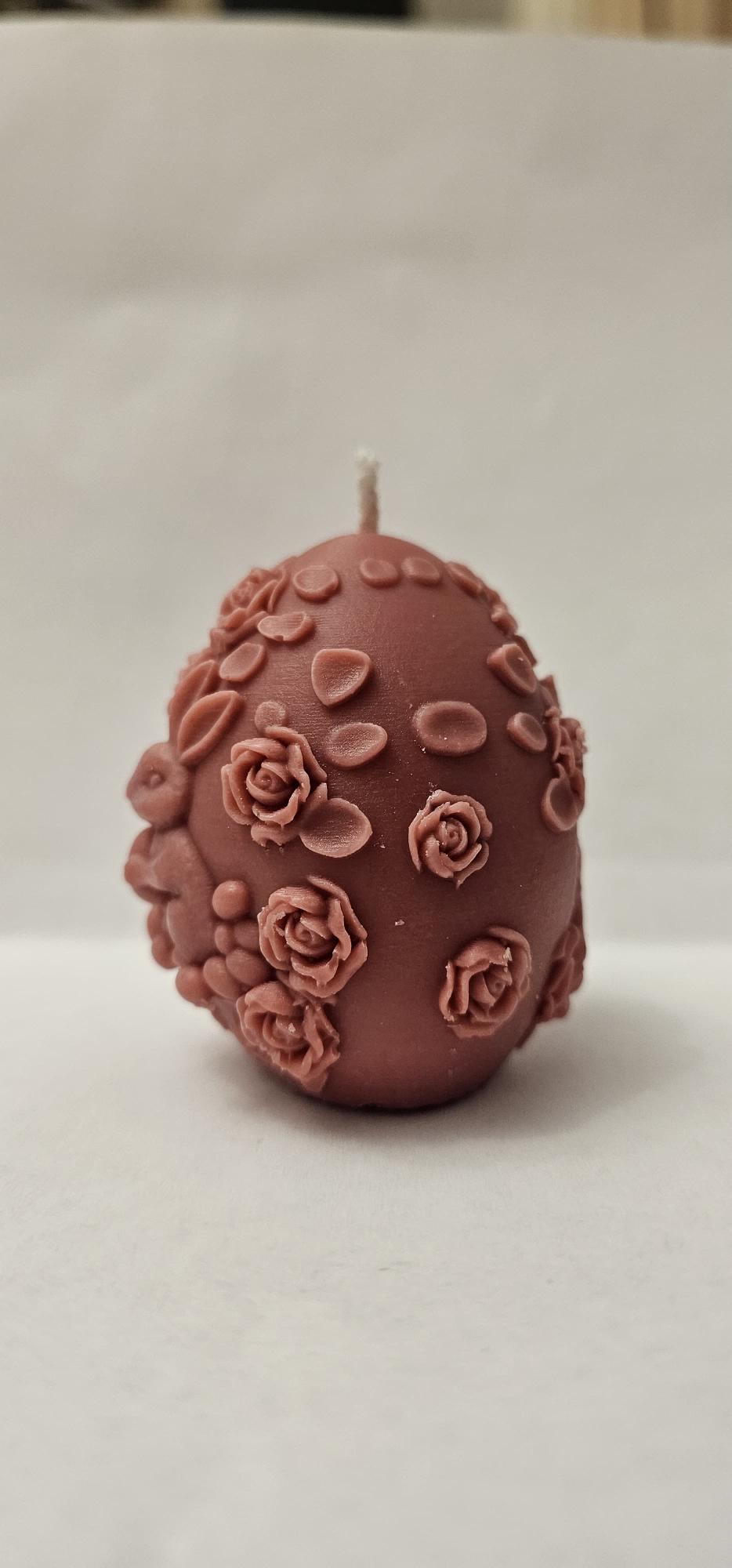 Lumânare Parfumată „Iepuraș cu Trandafiri” – Ou Sculptat IoBo Candles