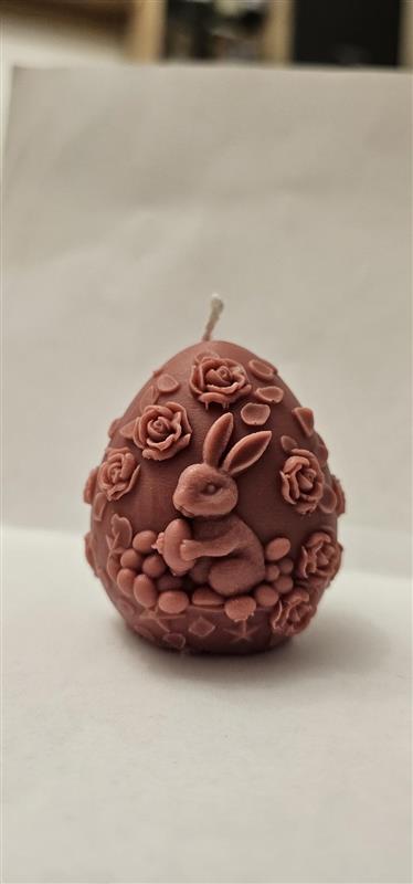 Lumânare Parfumată „Iepuraș cu Trandafiri” – Ou Sculptat IoBo Candles
