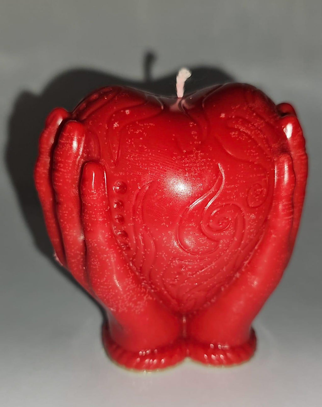 Lumânare Sculpturală "Safe in My Hands" – Inimă Filigranată în Căușul Palmelor